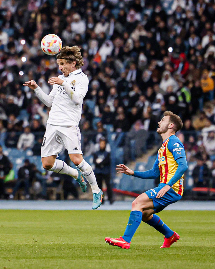 华体会登陆-巴萨险胜AC米兰，卡瓦尼梅开二度英超的简单介绍  第1张